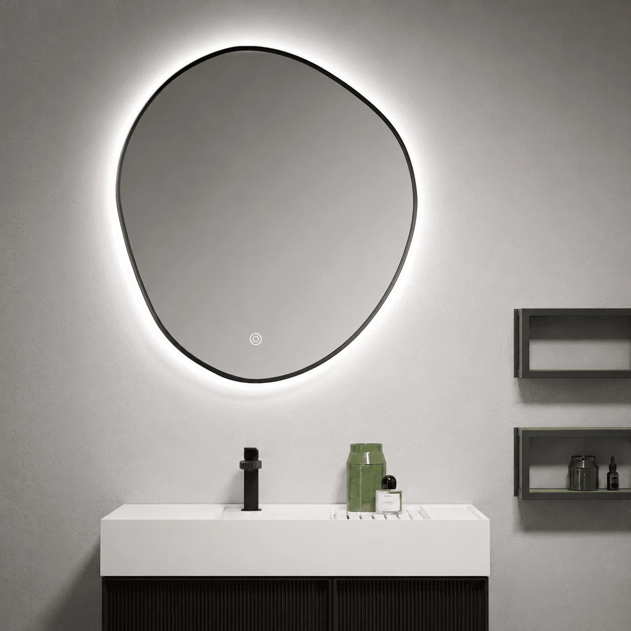 Oglindă LED Asimetrică Premium cu Ramă Neagră 70×90 cm, Lumină Spate, 3 Tipuri de Lumină – Calda, Rece, Neutra